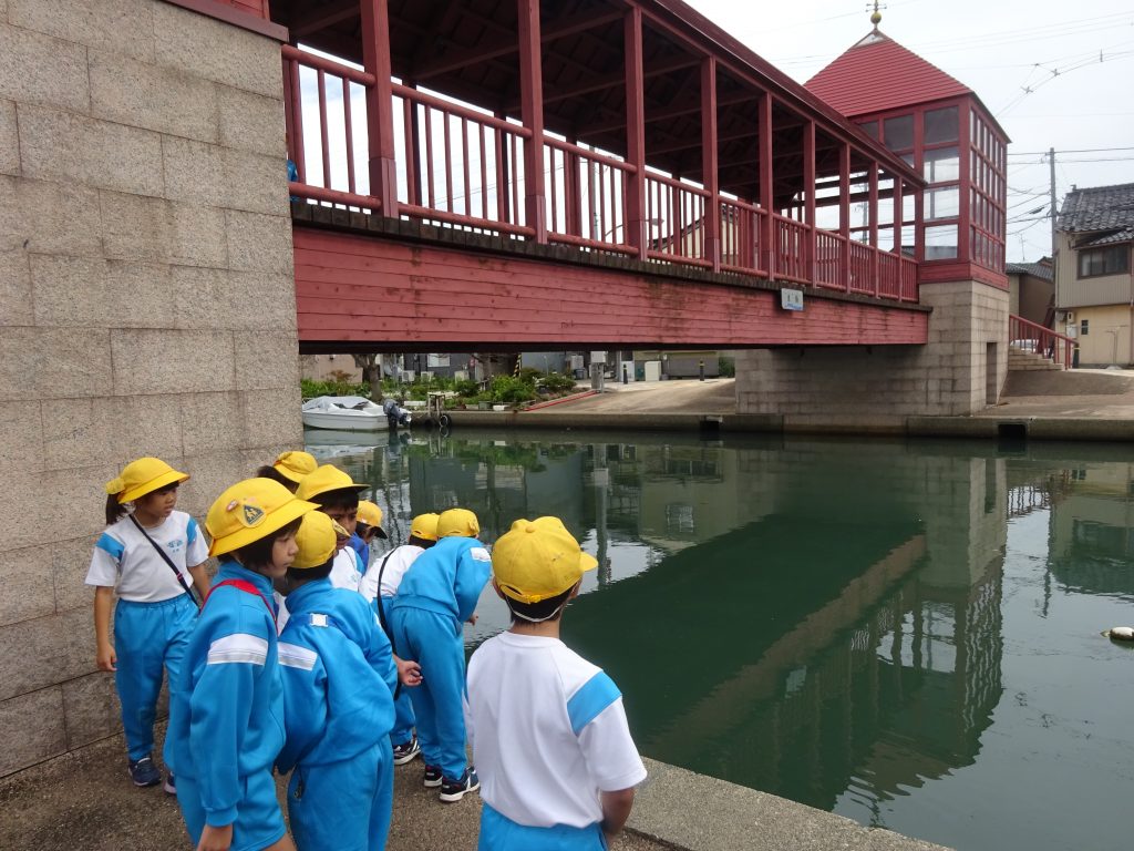 2年生生活科「放生津の町探検」 射水市立放生津小学校